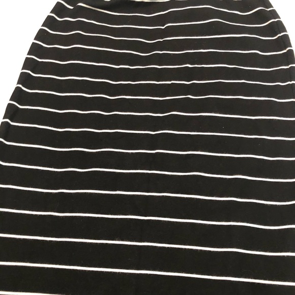Black tunic top and stripped pencil skirt - Picture 3 of 7